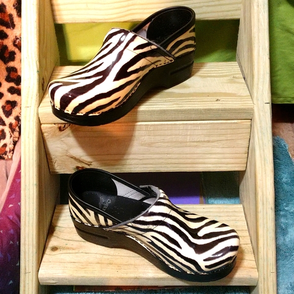 SOLD🦓🦓•Dansko🦓 Women's Clogs Size 37 Designer Zebra Stripes🦓 Patent Leather. - Picture 2 of 12